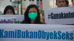 Sejumlah mahasiswa melakukan aksi protes menentang eksploitasi perempuan dan anak di Yogyakarta.