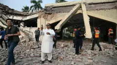 Разрушенное здание и люди возле него