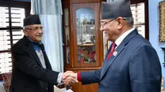 एमाले अध्यक्ष केपी ओली र माओवादी केन्द्रका अध्यक्ष प्रचण्ड