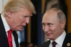 الرئيس الروسي فلاديمير بوتين (يمين) يتحدث إلى نظيره الأمريكي دونالد ترامب (يسار) أثناء حضورهما اجتماع قادة اقتصاد منتدى التعاون الاقتصادي لدول آسيا والمحيط الهادئ (APEC) في 2017.