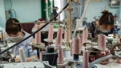 Bên trong một nhà máy may tại Việt Nam 