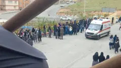 آمبولانس مقابل مدرسه