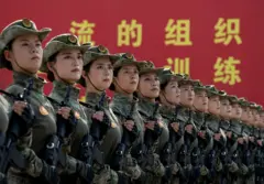 2025年8月20日,中国人民解放军女兵在北京的军事基地列队训练,为即将举行的纪念二战结束和日本投降80周年阅兵式做准备。