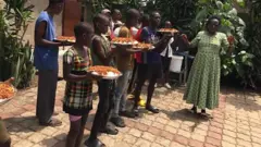 'Maman Dimanche' ari kumwe n'abana aha amafunguro