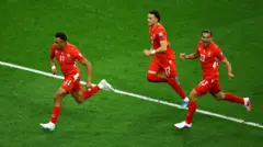 لاعبو سويسرا يحتفلون بالهدف الثاني في مرمى الجزائر