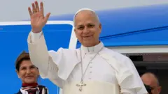 Papa Leão 14 acenando para as pessoas.