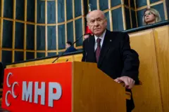 MHP lideri Devlet Bahçeli kürsüde. 
