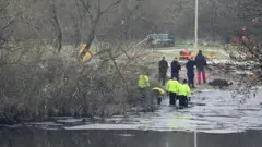 Gölde arama yapan ekipler
