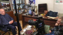 پرویز ژافره در حال مصاحبه