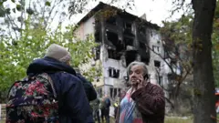 В результате отражения атаки на Киев обломки частично разрушили перекрытия в жилой пятиэтажке в Соломенском районе, плитой насмерть придавило 12-летнюю девочку, сообщили власти