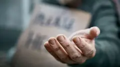 Uma mão pedindo esmola