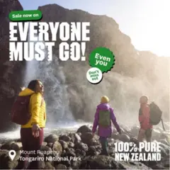 Um cartaz mostrando três pessoas de mochila em uma cachoeira no Monte Ruapehu, no Parque Nacional Tongariro, com os dizeres: 'A liquidação começou. Todos devem ir. Até você. Não perca. 100% Nova Zelândia.'