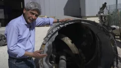 کسری ناجی، خبرنگار بی‌بی‌سی، در کنار «بقایای موشک بالستیک ایرانی» در پایگاه نظامی اسرائیلامی اسرائیل