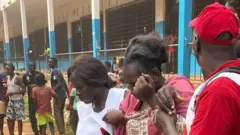 Àwọn èèyàn níbi tí ìbúgbàmù náà ti wáyé.