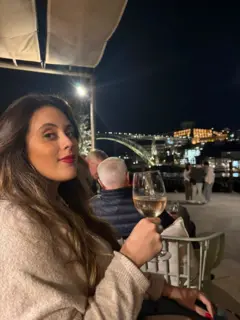 Nathália tomando vinho
