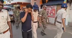 সম্প্রতি গ্রেফতার হওয়ার পর, তৃণমূল কংগ্রেস নেতা জাহাঙ্গির খান ফলতার রাস্তায় কান ধরে হেঁটে যাচ্ছেন। তার পরনে টি-শার্ট ও হাফ প্যান্ট। কোমরে বাঁধা রয়েছে দড়ি। তাকে ঘিরে রয়েছেন পুলিশকর্মীরা