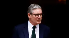 El primer ministro británico, Keir Starmer, sale del número 10 de Downing Street para recibir al sultán de Omán en Londres el 6 de agosto de 2024.