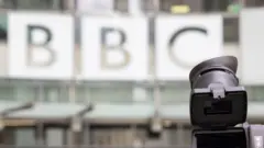 イギリスのBBC本社のロゴ。手前にはカメラが置かれている