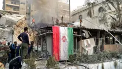 Reruntuhan Konsulat Iran di Damaskus, Suriah, pada Senin (01/04), pascaserangan udara.