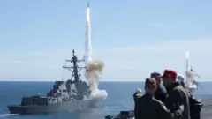 Presiden AS Donald Trump menyaksikan peragaan peluncuran rudal dari kapal induk USS George H.W. Bush, pada 2025 lalu