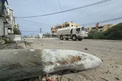 Forças de segurança da ONU baseadas no Líbano (Unifil) passam pelos restos de munição após um ataque aéreo israelense que atingiu um edifício no vilarejo de Abbasiyeh, no sul do Líbano, nos arredores de Tiro, em 15 de abril de 2026