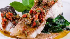 Рыба с овощами на шпинате