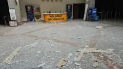 Уламки на підлозі будівлі терміналу аеропорту Нахічевані