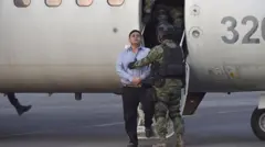 Omar Treviño descendo de avião acompanhado de militares uniformizados