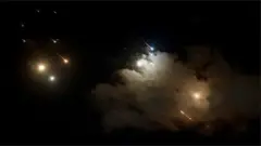 Hubka ayaa cirka ka ifiyay Tel Aviv iyo Qudus, waxaana jiray qaraxyo joogto ah markii ay difaaca gantaalaha ee Israel, Iron Dome, soo ridayeen.