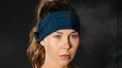 Una mujer con una diadema azul fabricada por la empresa Niraxx