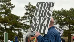 Антифашистські лозунги під час протесту проти адміністрації Трампа у Детройті у квітні цього року 