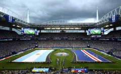 Bandeiras das duas seleções em campo