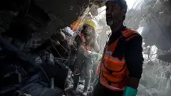 Shughuli za utafutaji na uokoaji zinaendelea baada ya mashambulizi ya Israel kuharibu majengo huko Khan Younis, Gaza tarehe 3 Novemba 2023.