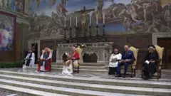 Papa e rei rezando na Capela Sistina, no Vaticano