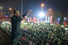 Özgür Özel Saraçhane'de toplanan kalabalık önünde konuştu.