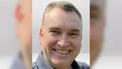 Uma foto divulgada nas redes sociais pelo Departamento de Segurança Pública de Minnesota mostra Vance Luther Boelter, de 57 anos, procurado pela polícia para ser interrogado em relação ao assassinato direcionado da deputada estadual democrata Melissa Hortman e de seu marido, Mark, ocorrido em Brooklyn Park, Minnesota, EUA.