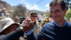 Rodrigo Paz saluda a simpatizantes