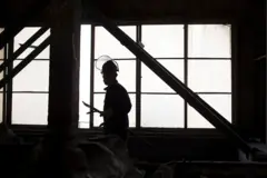 중국 공장 노동자의 실루엣