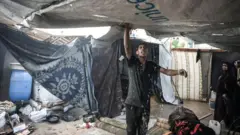 خيام النازحين المهترئة لم تحمي النساء والأطفال من الأمطار التي هطلت على غزة