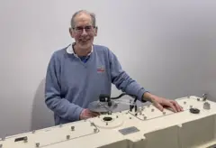 Jonathan Shanklin atualmente, com um instrumento Dobson