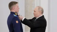 「祖国英雄の日」に兵士に勲章を授けるプーチン大統領