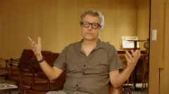 O diretor Kleber Mendonça Filho durante entrevista.