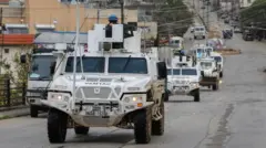 Kendaraan UNIFIL berwarna putih melaju di jalan utama di Qlayaa, di tengah meningkatnya permusuhan antara Israel dan Hizbullah.