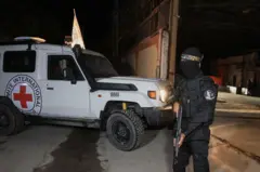 مركبات الصليب الأحمر تنقل جثث رهائن بعد أن سلمتهم حماس كجزء من وقف إطلاق النار في مدينة غزة، 14 أكتوبر/تشرين الأول 2025. 