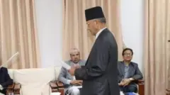 सम्पत्ति छानबिन आयोगका अध्यक्ष राजेन्द्र भण्डारी तात्कालिक कामु प्रधानन्यायाधीश सपना प्रधान मल्लसँग शपथ ग्रहण गर्दै