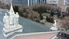 Detalles de estilo soviético sobre el edificio del Teatro de Ópera de Bishkek.