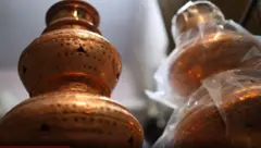 ધગધગતા તાપથી અને ચીવટતાથી કરવામાં આવેલી હાથની ટીપાઈથી તૈયાર થઈ રહ્યા છે પીત્તળના ગરબા
મહેસાણાના વિસનગરમાં પેઢીઓથી આ કારીગરો પિત્તળના પારંપરિક ગરબા તૈયાર કરે છે.
આજે પણ ગુજરાતના અલગ અલગ વિસ્તારમાં બહેનો પિત્તળનો ગરબો માથે લઈ ઘુમતાં જોવાં મળે છે.
ચાલો જોઈએ આ ગરબા તૈયાર કેવી રીતે થાય છે?
