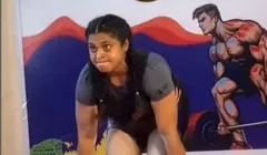 Mulher levantando peso