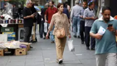 الحياة في أحد شوارع طهران