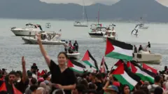 متظاهرون مؤيدون للفلسطينيين يشاركون في مسيرة في ميناء سيدي بوسعيد في تونس لدعم أسطول الصمود، في 10 سبتمبر/أيلول 2025